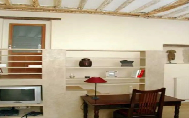 Large Marais Studio (321)