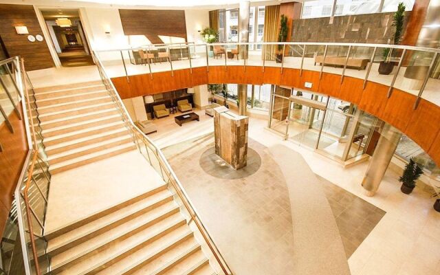 Sarkar Suites - 3880 Duke of York Blvd