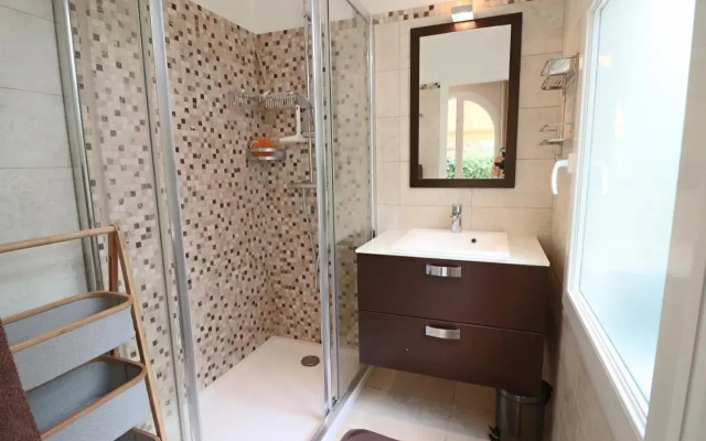 Splendid villa, garden & jacuzzi, 200m from beach