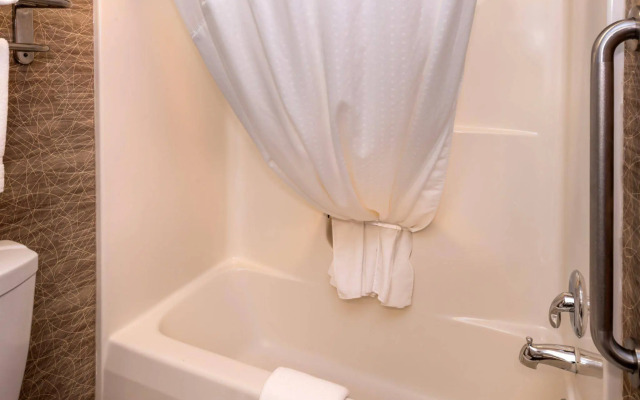 Holiday Inn Express & Suites Bucyrus by IHG