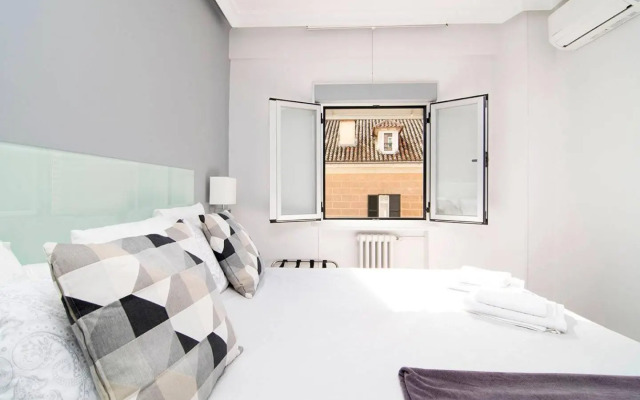 Sunny Apartment at the foot of Royal Palace by Batuecas