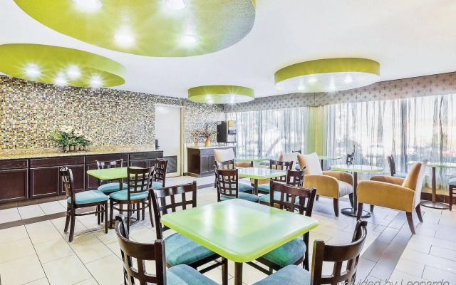 La Quinta Inn & Suites by Wyndham Oakland Airport Coliseum