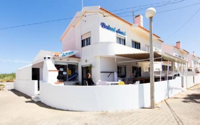 Baleal Surf Camp Hostel 1