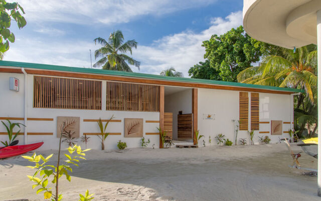 Dhiffushi White Sand Beach Hotel