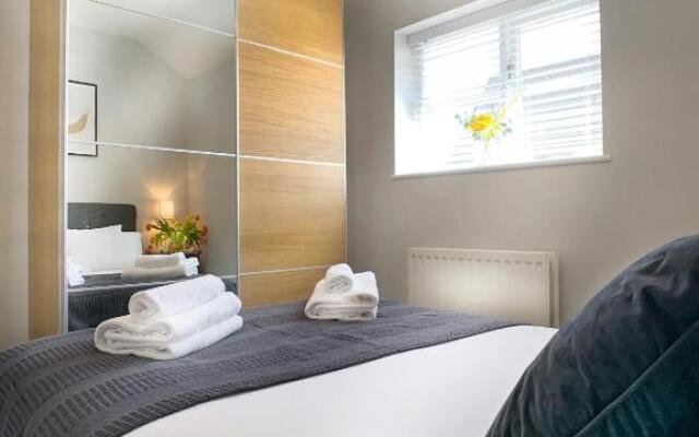Ascot - Immaculate 2 bed House with parking