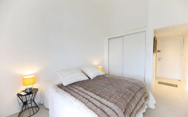 Air-conditioned Apartment Near Beach