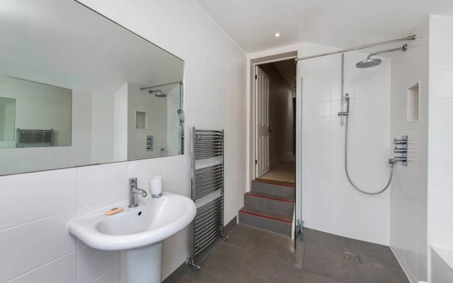 Delightful 2-bed Home, Fulham