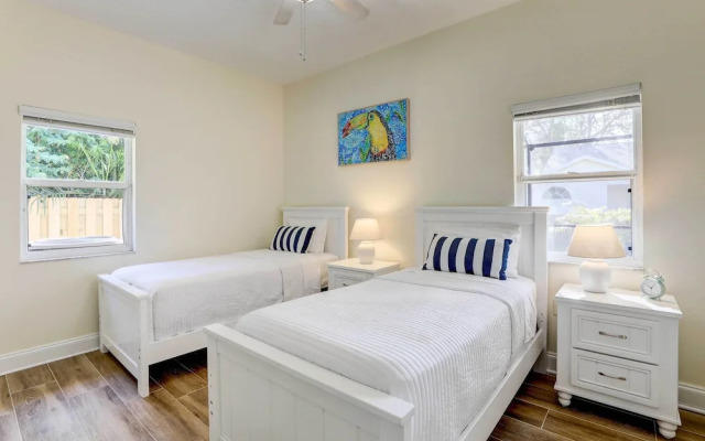 Sunny Bradenton Home w/ Lanai & Screened Pool!