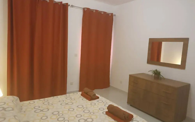 Seaside Stylish and Spacious 2-bedroom Apartment