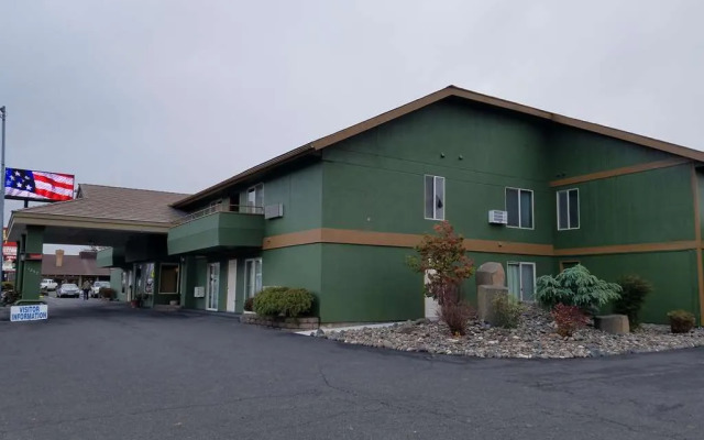 RiverTree Inn & Suites