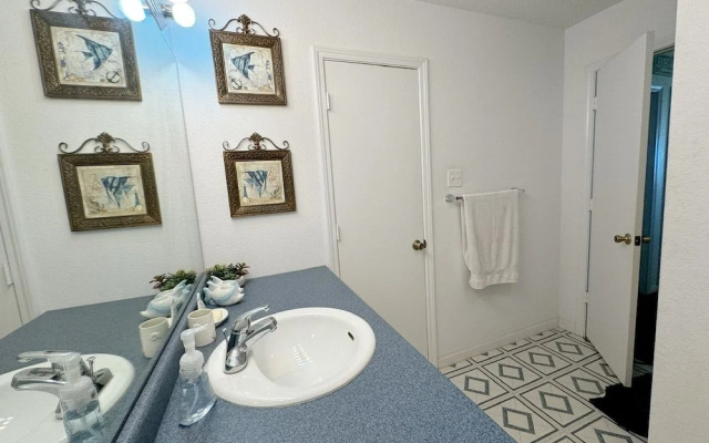 Sea Note 3 Bedroom Home by RedAwning