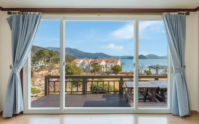 Geoje Kkachi and Santorini Pension