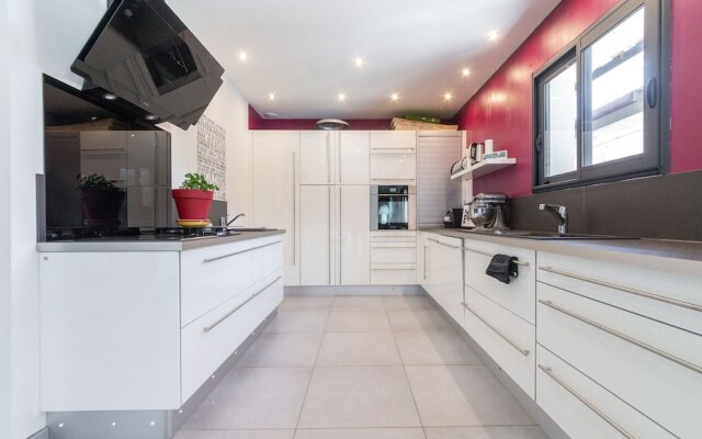 Serene Villa in Saint-Victor-la-Coste with Private Pool