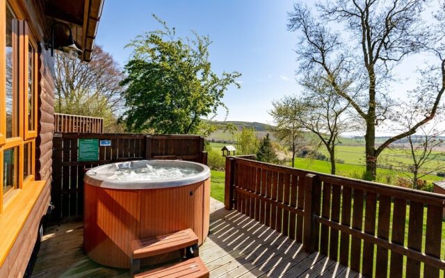 Douglas Fir Lodge With Hot Tub Near Cupar, Fife