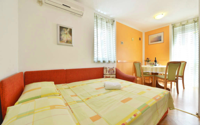 Apartment Sunce - in center with parking: A1 Omis, Riviera Omis