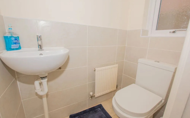 Modern 4 Bedroom Detached House in Cardiff