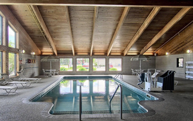 Blossom Hotel & Suites Traverse City