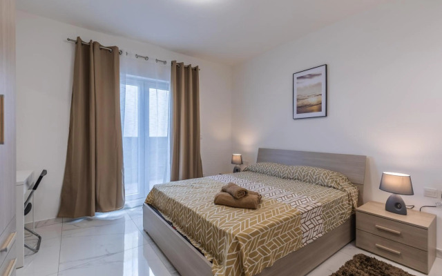 STYLISH 2-Bedroom Penthouses - Terrace with Views