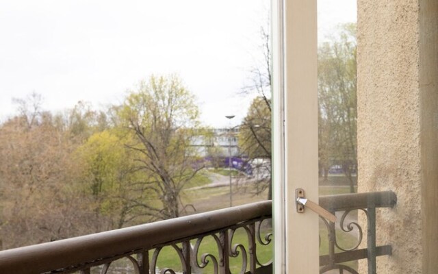 2ndhomes Cozy 2BR Home w Balcony & Sauna