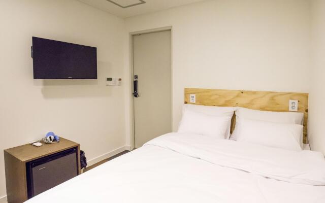 Step Inn Myeongdong 2 - Hostel