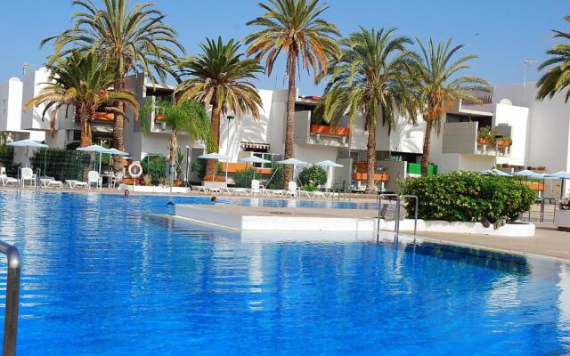 coastal town, 2 people, pool, fiber optic