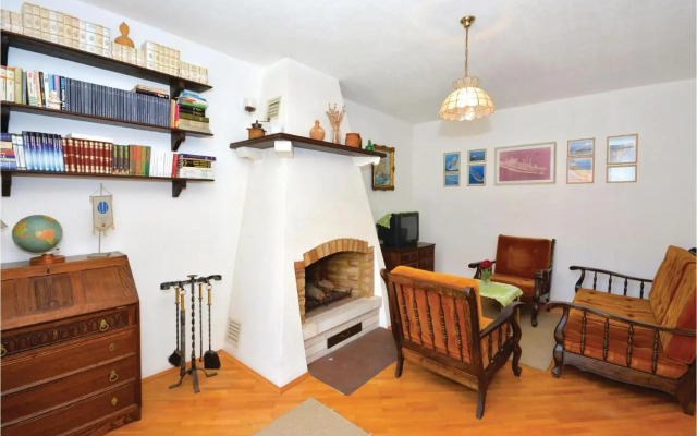 Three-Bedroom Apartment with a Fireplace in Stari Grad