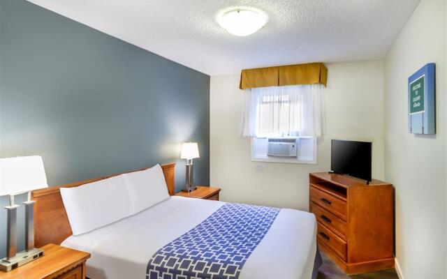 Econo Lodge Inn & Suites University