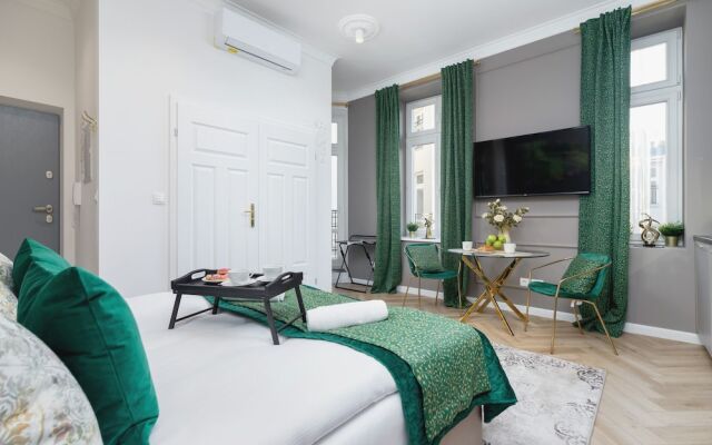 Studio With Jacuzzi by Renters Prestige