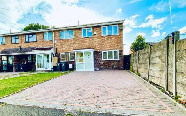Mayfair Place - Cosy 3 Bedroom House with Free Parking