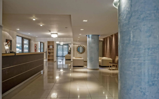 Lagomandra Beach & Suites
