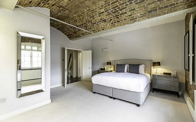 Charming Home in St Katharine Docks