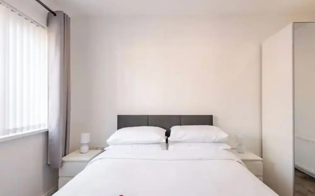 4 bed House - Private Garden - Free Parking