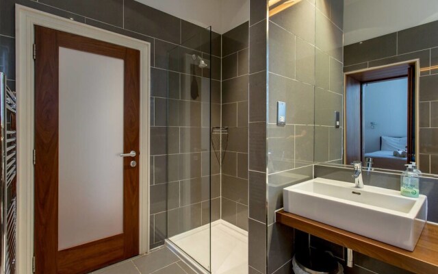 JOIVY Location, Location! North Bank Street Luxury Apt