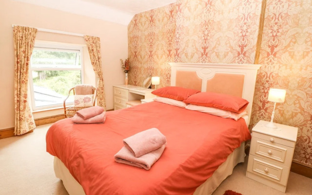 Dinas Farmhouse Annex