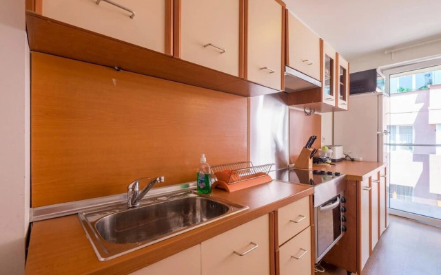 FM Economy 2-BDR Apartment - James Bond's