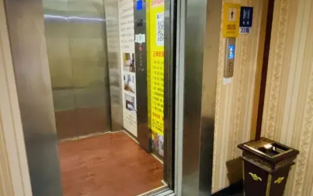 Jinlihua Hotel (Kunming New Luosiwan South Bus Station Metro Station Branch)