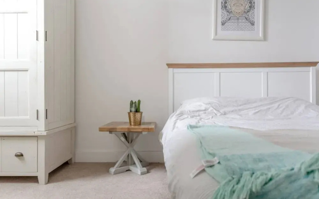 Charming 2 Bedroom Penthouse Apartment in Bethnal Green