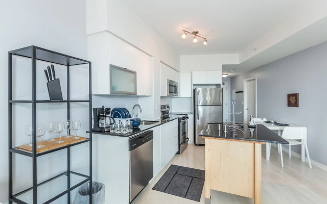 Panoramic Lakeview in a Luxury Downtown Oasis