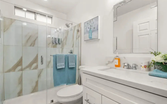 The Avalon - Modern Colorful w Private Parking