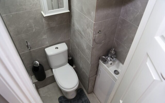 Room in House - A A Guest Room7