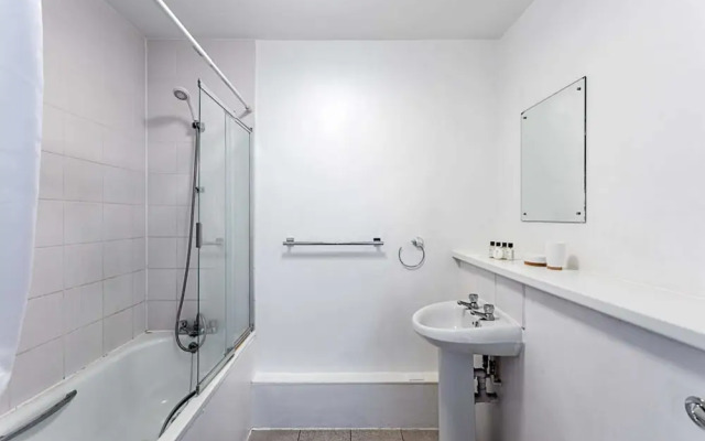 Modern 1 Bedroom Apartment in West London