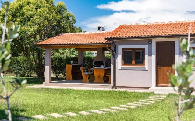 Charming villa Roma with private pool near Pula