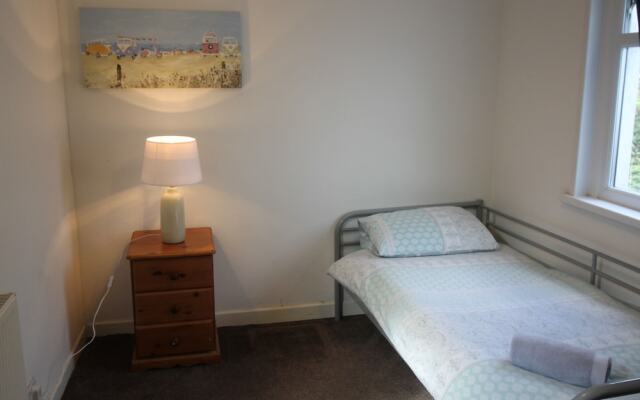 Rickard Street 4 Bed House Near J32 and M4 by Cardiff Holiday Homes