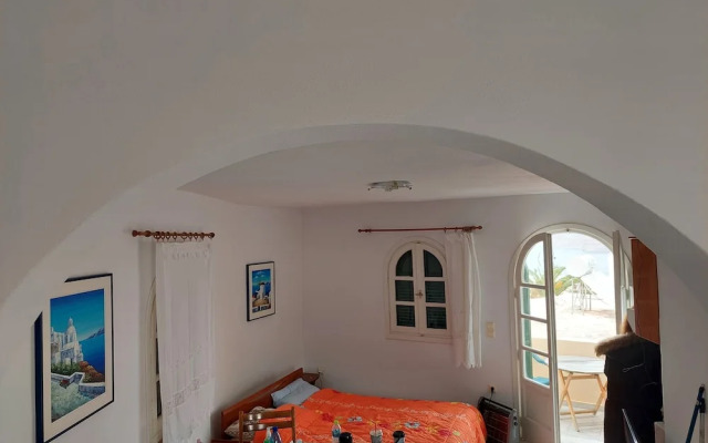 Akrotiri Cosy Studio with Patio and View