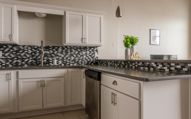 Downtown 1 & 2 BR Apt with Kitchen by Frontdesk