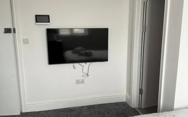 Peaceful Luton Apartment Close to Airport & Amenities