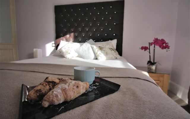 Canary Wharf Luxury River view apartment