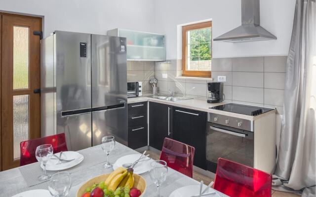 Amazing Home in Liznjan With Wifi and 2 Bedrooms
