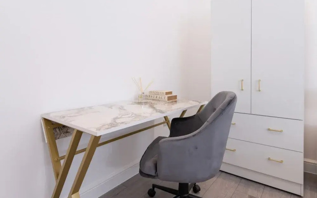 Woodside Park 3 Bedroom Apt with Parking