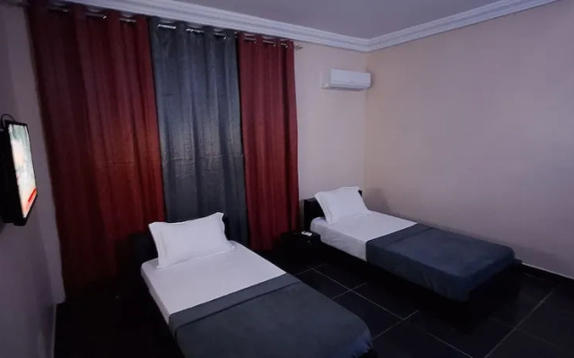 Royal Blue Guest House & Bar